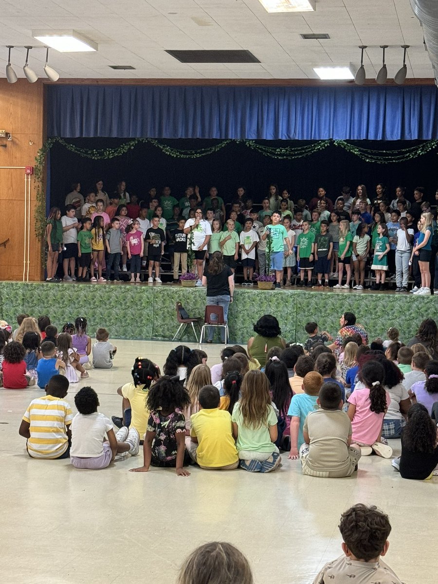 KelliWerner's tweet photo. So proud of my 3rd graders who did a great job in their concert today!! #cliffwoodproud https://t.co/Znp77zYiJc