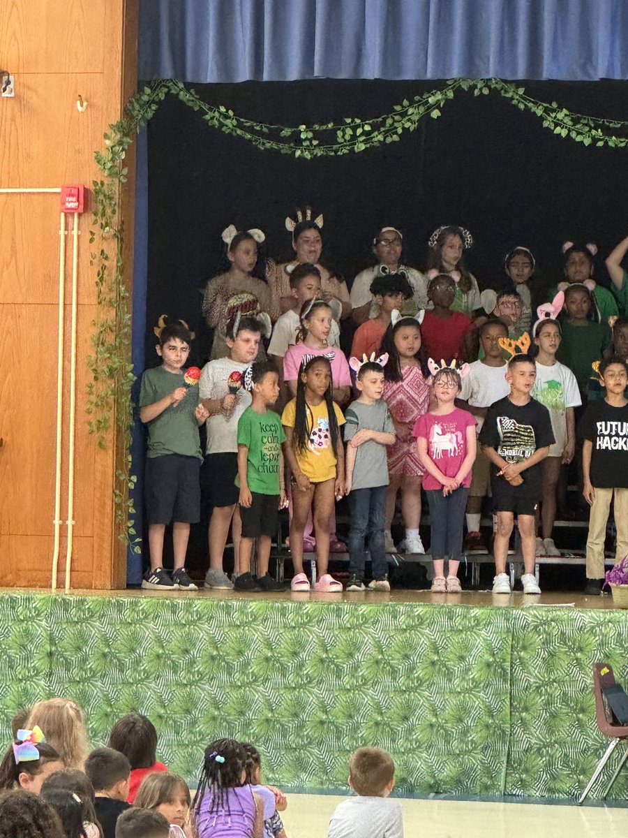 KelliWerner's tweet photo. So proud of my 3rd graders who did a great job in their concert today!! #cliffwoodproud https://t.co/Znp77zYiJc
