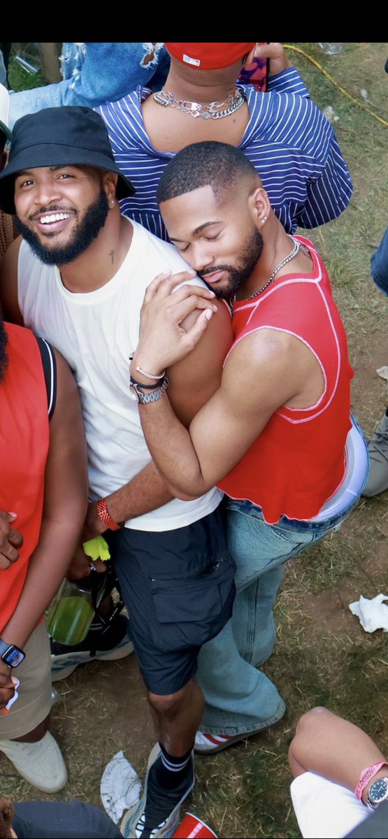 PublicFigya's tweet photo. This how I like mine clinging to me 😂😂😂😂😂😂😂😂😂 https://t.co/o0uNBLk2pf