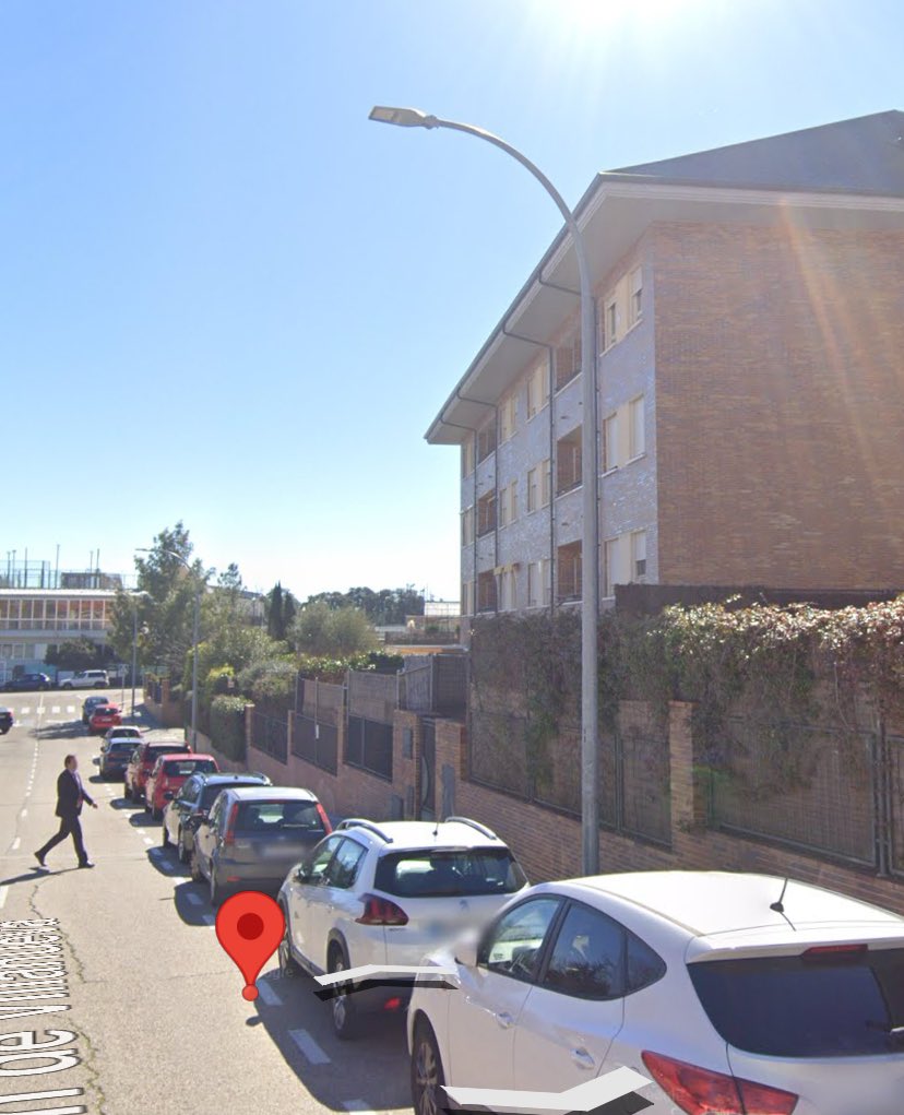 CrisBoadilla's tweet photo. @Ayto_Boadilla @jubedal 
Si algún día la calle Juan de Villanueva tiene su necesario lavado de cara, por favor, tengan en cuenta esa buena idea del Paseo de la Finca de Pozuelo para poder ordenar los coches aparcados intercalando árboles 😊 https://t.co/ukXavhaFyj