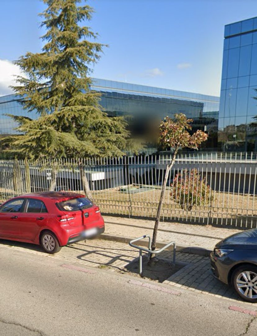 CrisBoadilla's tweet photo. @Ayto_Boadilla @jubedal 
Si algún día la calle Juan de Villanueva tiene su necesario lavado de cara, por favor, tengan en cuenta esa buena idea del Paseo de la Finca de Pozuelo para poder ordenar los coches aparcados intercalando árboles 😊 https://t.co/ukXavhaFyj