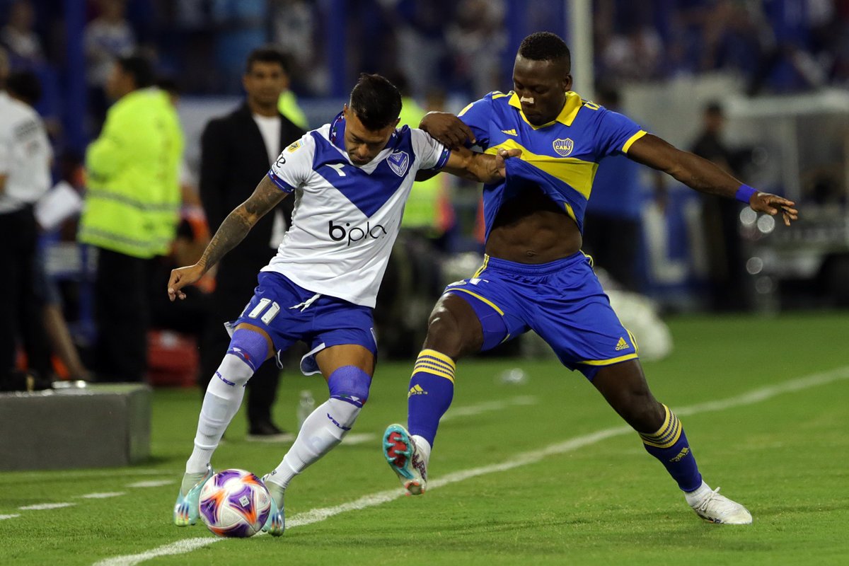 Cambio de horario para Boca-Vélez: cuándo jugarán Advíncula contra Janson, hoy ambos futbolistas están en el Xeneize.