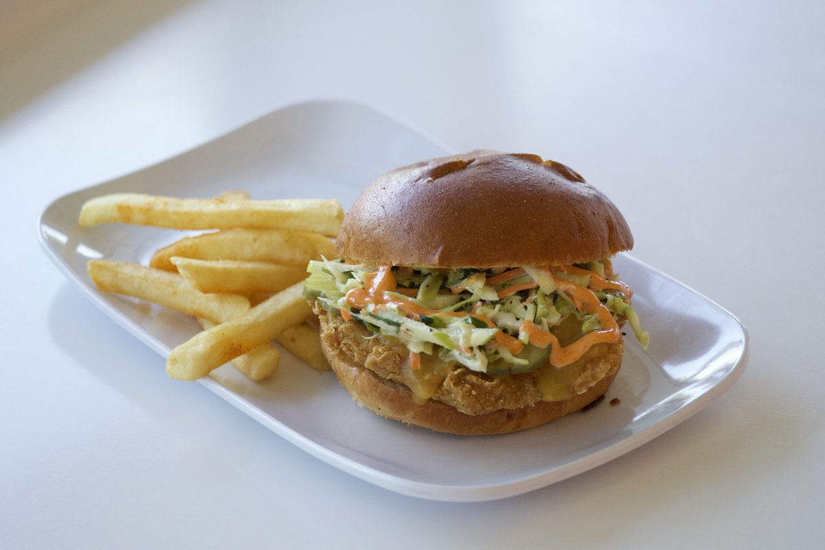 UCMercedDining's tweet image. Thank you to everyone who joined us in trying our Golden Orange Chicken Crunch Sandwich at The Pavilion today! 🥪✨ We hope you enjoyed the crispy, tangy flavors as much as we did preparing them for you. Stay tuned for more delicious events!