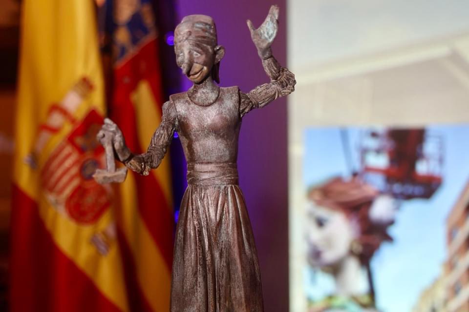 JCF_Valencia's tweet photo. 🎨 La @FedFallas1A fa entrega dels Premis Borumballa que reconeixen el treball dels artistes que planten en esta secció. 

👑 Enguany la FMV ha fet l’entrega del Premi Borumballa 2024 a la @FallaEspartero, i als seus artistes Salvador Banyuls i Nestor Ruiz. 

📸 @Fotofilmax https://t.co/Y9cOEM4e74