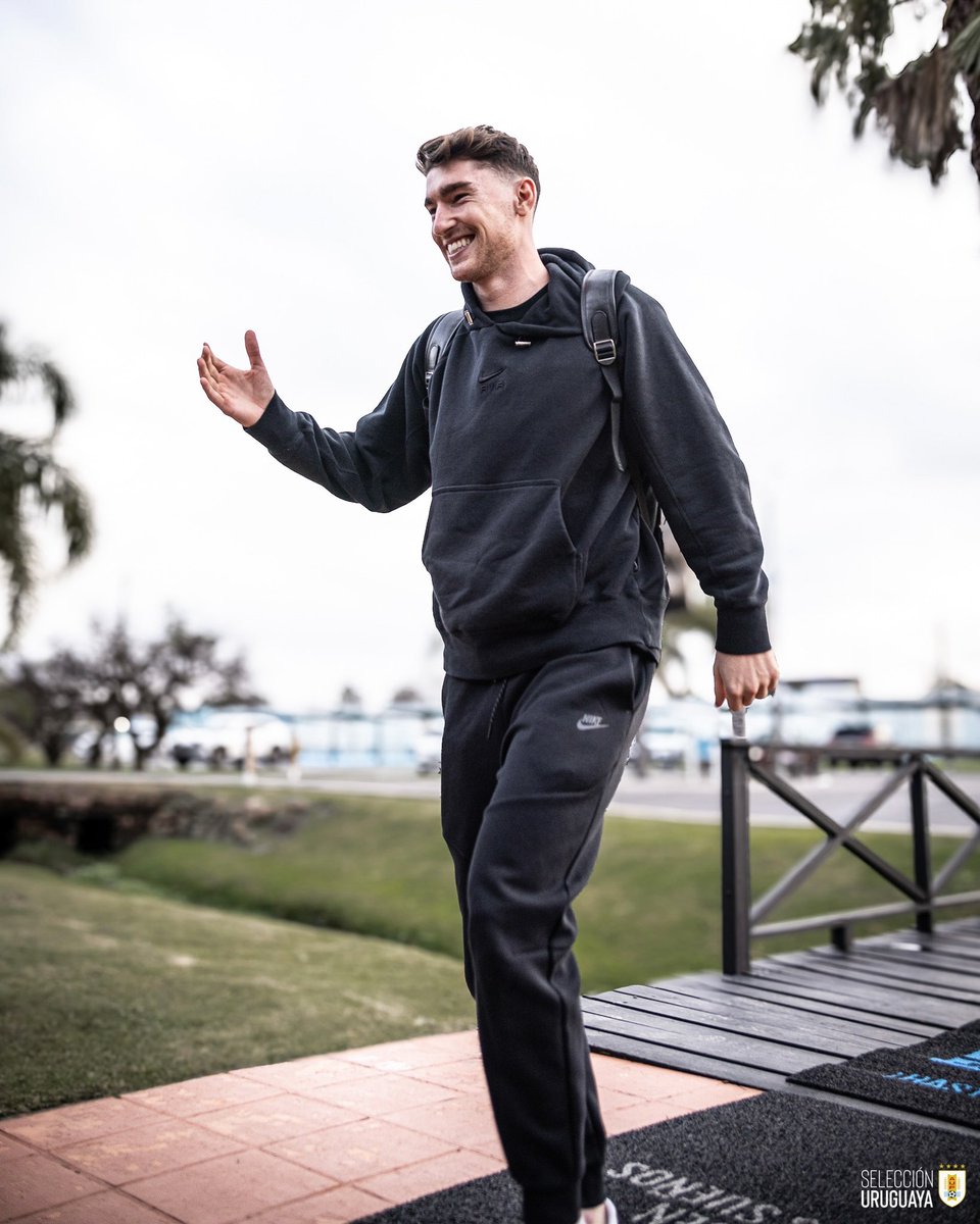 Uruguay's tweet photo. 😄 𝗦𝗢𝗡𝗥𝗜́𝗔

Llegó Franco Israel que se suma a los entrenamientos en Uruguay. 

#ElEquipoQueNosUne https://t.co/52kOJ7PuxP