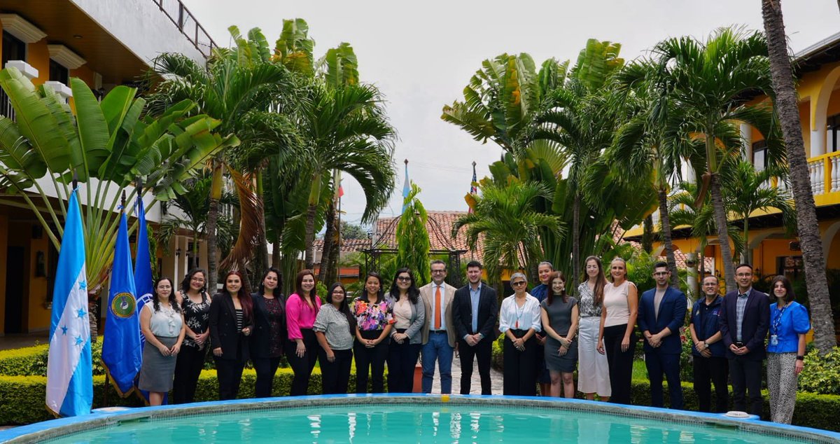 AleNaranjoB's tweet photo. El taller busca reflexionar sobre:
✅ El rol institucional en la percepción de la movilidad humana y en la prevención del tráfico ilícito de migrantes.
✅ Fortalecer capacidades e intercambio de experiencias bajo los enfoque de información basada en evidencia y derechos humanos. https://t.co/fANTYhtjkq
