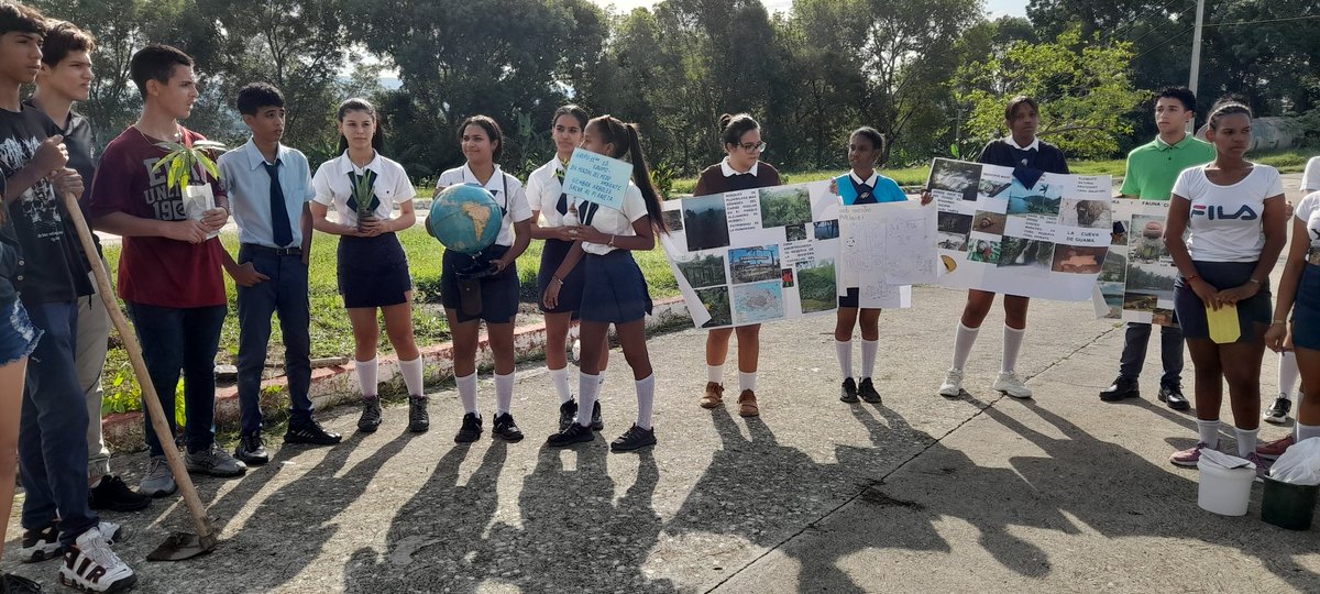 PierreCorella's tweet photo. Celebran los educandos del IPVCE el día internacional del medio ambiente presentando proyectos de investigación y en la siembra de árboles frutales. https://t.co/mB3i8eUZNu
