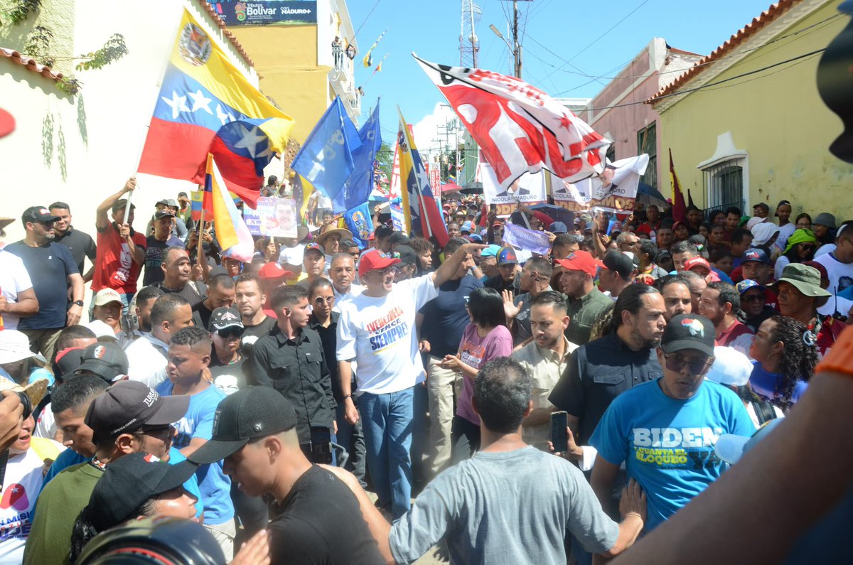 amarcanopsuv's tweet image. Ciudad Bolívar y la fuerza del Río Orinoco en respaldo irrestricto al Presidente @NicolasMaduro !!!

Gracias hermano @jorgerpsuv gracias Vicepresidenta @delcyrodriguezv juntos por la Patria haciendo irreversible la Revolución Bolivariana.