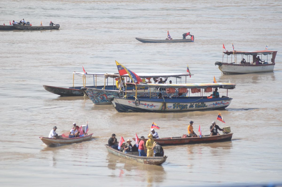 amarcanopsuv's tweet image. Ciudad Bolívar y la fuerza del Río Orinoco en respaldo irrestricto al Presidente @NicolasMaduro !!!

Gracias hermano @jorgerpsuv gracias Vicepresidenta @delcyrodriguezv juntos por la Patria haciendo irreversible la Revolución Bolivariana.