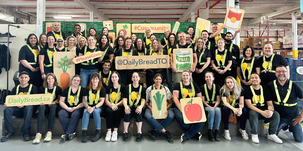 DailyBreadTO's tweet image. Today, we welcomed the team from @foodbankscanada for a morning of volunteering at #DailyBreadTO 💛

They work to support a network of provincial associations, #foodbanks &amp;amp; agencies &amp;amp; we're proud to collaborate with them regularly for the joint mission of ending hunger! #Advocacy