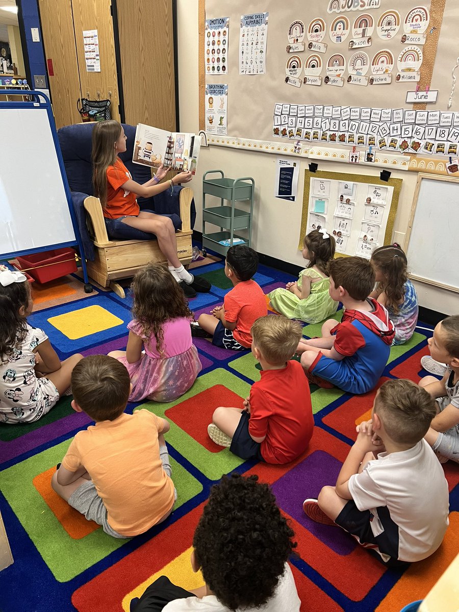 Thank you to our mystery reader Alaina, we loved the book you brought in! Declan was all smiles to see you ◡̈ #mysteryreader #prek #barnegatinspires 🖤🤍🧡