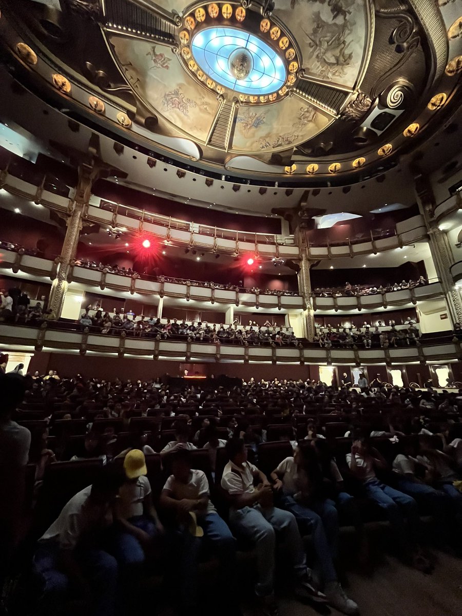 TeatrosCDMX's tweet photo. Este día en el #TeatroDeLaCiudad, cientos de niñas y niños disfrutaron del ESTRENO de una de las producciones de @TeatrosCdMexico, #PezGlobo 🐡, una propuesta de Daniela Arroio, codirigida por @ValeriaFabbri6 y @superdanortiz. https://t.co/iXUmjksLSZ