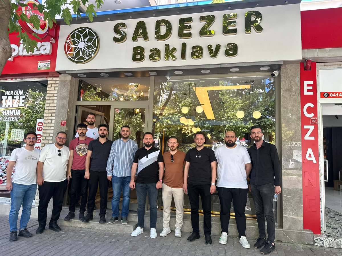 Şube ziyaretleri kapsamında, Genç MÜSİAD Şanlıurfa şubesini <a href="/GencMUSIADUrfa/">Genç MÜSİAD Şanlıurfa</a> ziyarette bulunduk. Başkan <a href="/Ramazanuma/">Ramazan Şerif Uma 🇹🇷</a> ve YK üyelerine misafir perverliğinden ötürü teşekkür ederiz. Sonrasında <a href="/GencMUSIADUrfa/">Genç MÜSİAD Şanlıurfa</a> üyelerinin girişimi olan <a href="/SadezerBaklava/">Sadezer Baklava</a> işletmesini ziyarette bulunduk.