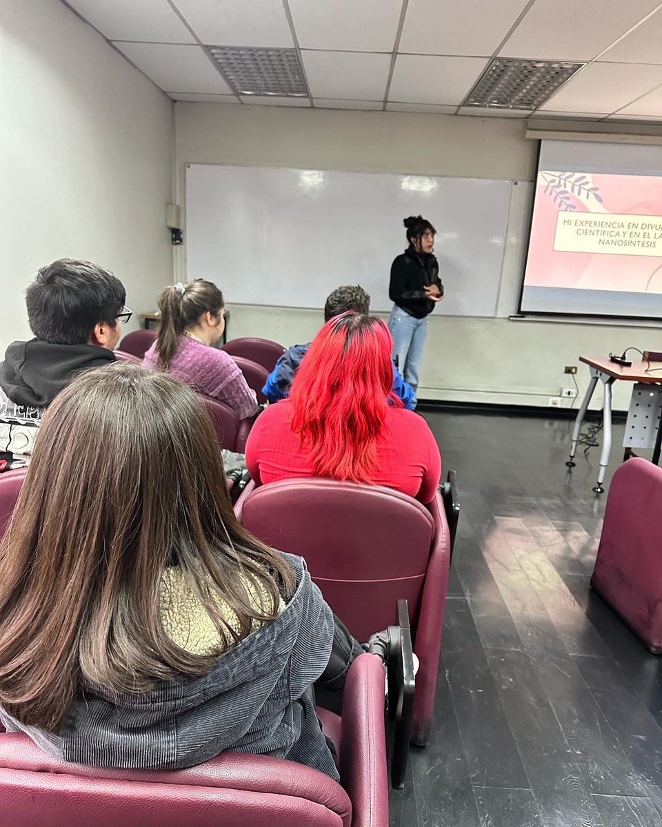 FisicaUsach's tweet photo. Finalizamos una nueva jornada de charlas #Fractalks con el Círculo de Mujeres en Física y Matemáticas USACH. Aprendimos sobre Nanosíntesis junto a Priscila Caces y Reología de medios granulares con Tomás Cerda. ¡Gracias por participar hoy! 🔬 #Ciencia #USACH #MujeresEnCiencia https://t.co/JTIawCCbO1