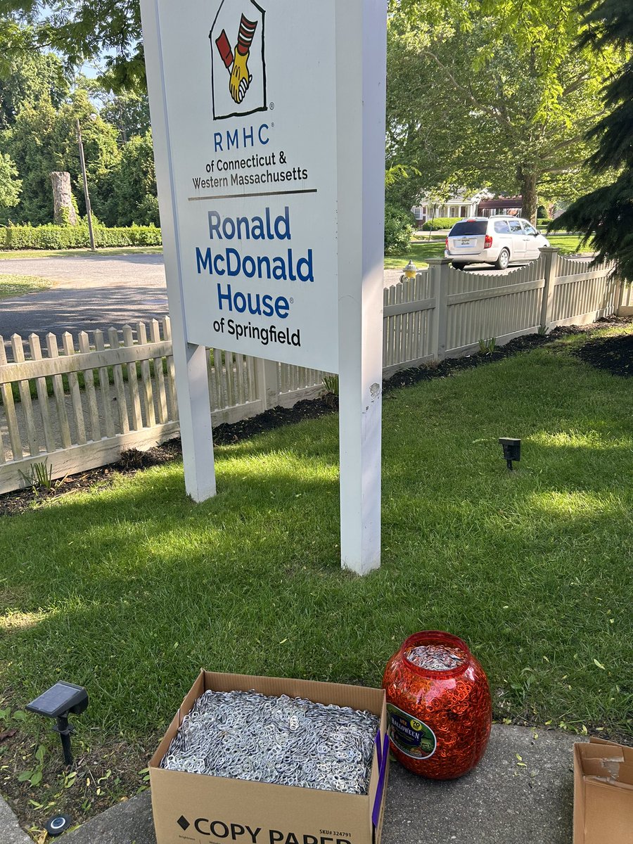 WSPSMiddle's tweet image. Thank you for all the can tab donations! Dr. G. made our third drop off of the year to the Ronald McDonald House in Springfield! We’ll continue this great work next year! Keep the tabs coming in!