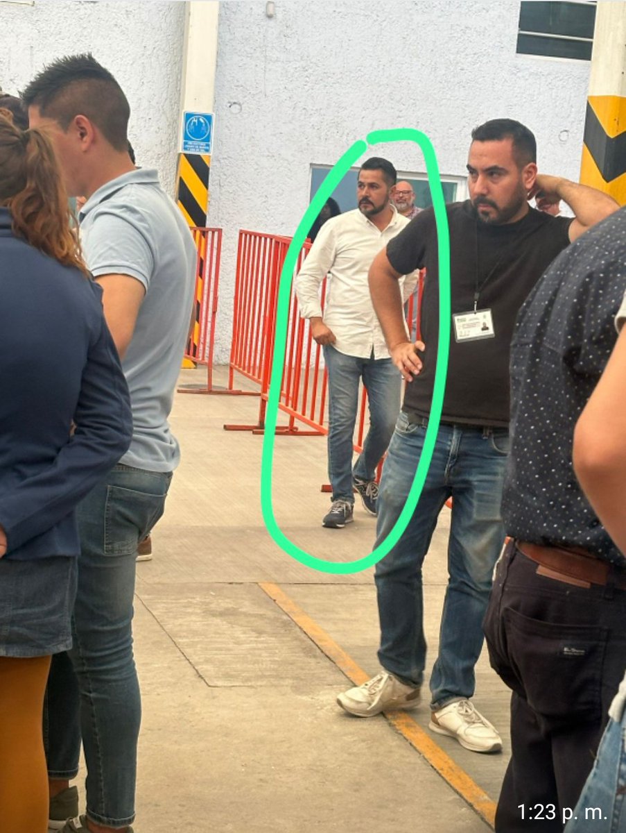 marcatextos's tweet image. ¿Que hacen funcionarios públicos en el Comité Municipal Electoral de Zapopan en horario laboral? Se identificó a Miguel Ramírez de Actas, Acuerdos y Seguimiento; Julio G. Roque. De Integración y Dictaminación; y Sarahi Álvarez de Contraloría Ciudadana.