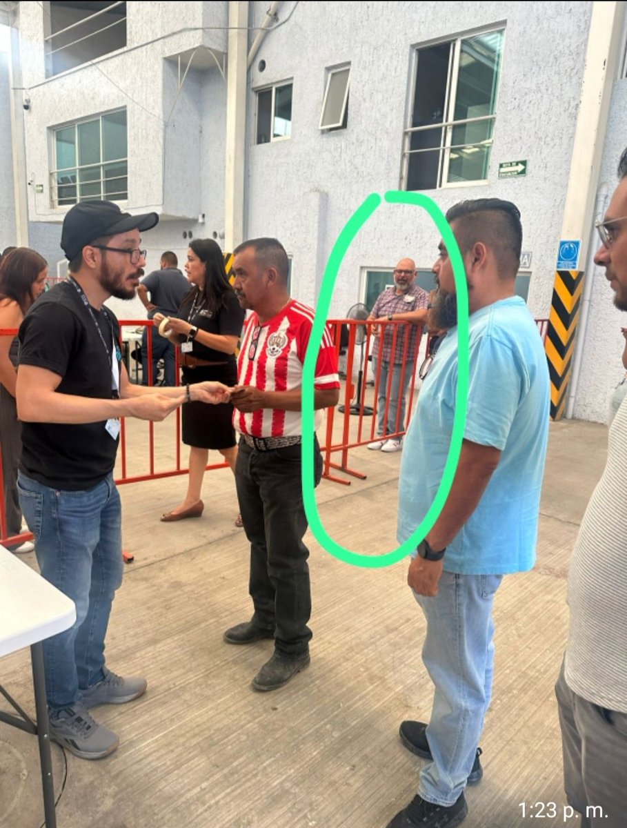 marcatextos's tweet image. ¿Que hacen funcionarios públicos en el Comité Municipal Electoral de Zapopan en horario laboral? Se identificó a Miguel Ramírez de Actas, Acuerdos y Seguimiento; Julio G. Roque. De Integración y Dictaminación; y Sarahi Álvarez de Contraloría Ciudadana.