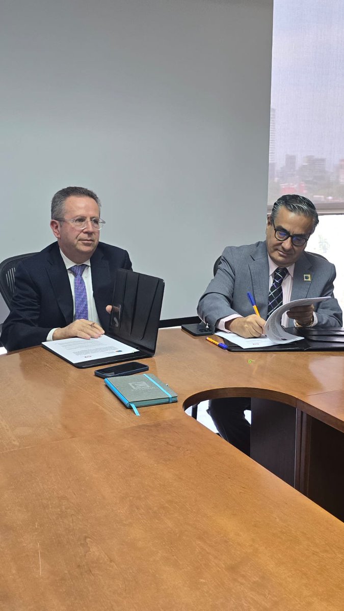 auvbm11's tweet photo. La AUVM y SHF celebran la firma de convenio para mejorar las prácticas de valuación en el sector hipotecario y financiero, así como el ejercicio profesional y ético de la valuación, el pasado 28 de mayo. https://t.co/3urB9NyO1t