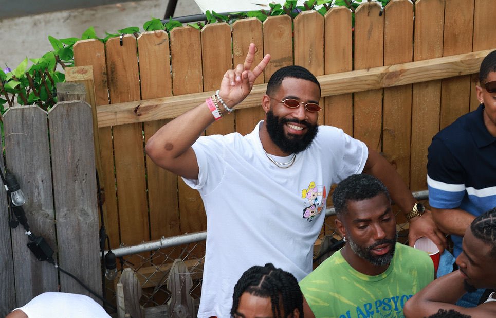 _suaveguapo's tweet photo. Summer 24’ 📸: @RodericMartez @essentialvzn https://t.co/vILUmulAYS