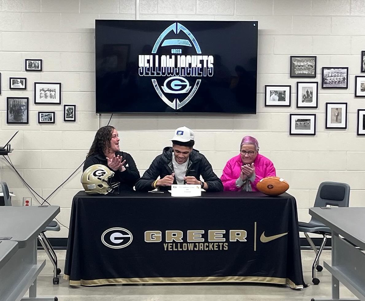 🐝Greer’s Anthony Lyons never had it easy.
 
A childhood marred by confusion, Lyons bounced between 5 homes in 7 years.
 
With the guiding hands of his mother and his beloved ‘Mimi,’ Lyons found footing, found a dream, and found a future — in football.

➡️greercitizen.com/sports/long-wa…