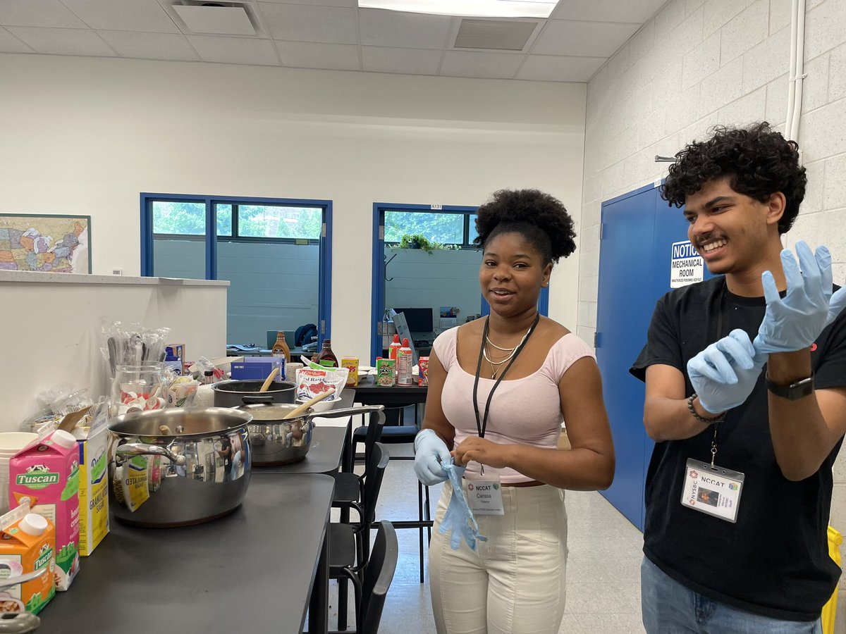edward_eng's tweet photo. Week 1 of Marcus Velazquez and Carissa Chestnut’s #SimonsSTEMScholars internship at NYSBC included a lot of #STEM education with instruction from @kasahunneselu on #cryoEM techniques.
They are now ready to start their hands-on module in sample preparation… making LN2 ice cream. https://t.co/lCVwTATugm