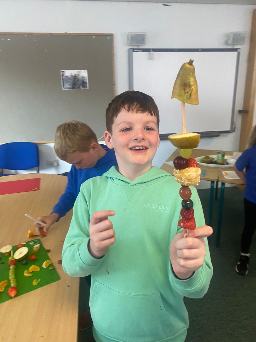 DeanburnPSP6MC's tweet photo. We prepared healthy Rocket Fruit Kebabs for ‘Make Food Fun’. Pupils were responsible for preparing the fruit before adding it to their skewer. They all look delicious 😋 🍏 🍊 🍇 #DPSHealthWeek24 https://t.co/hejaCm7iqE