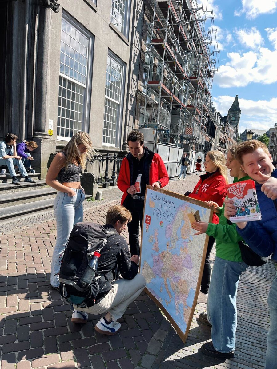 DWARS's tweet photo. Samen met @jspvda komt DWARS vandaag in actie. Morgen zijn de Europese verkiezingen en ook sociale rechten staan onder druk; zo zijn minimumlonen vaak te laag is voor een goede basis en onbetaalde stages zijn nog steeds legaal. 1/2 https://t.co/mzsD2XhW9U