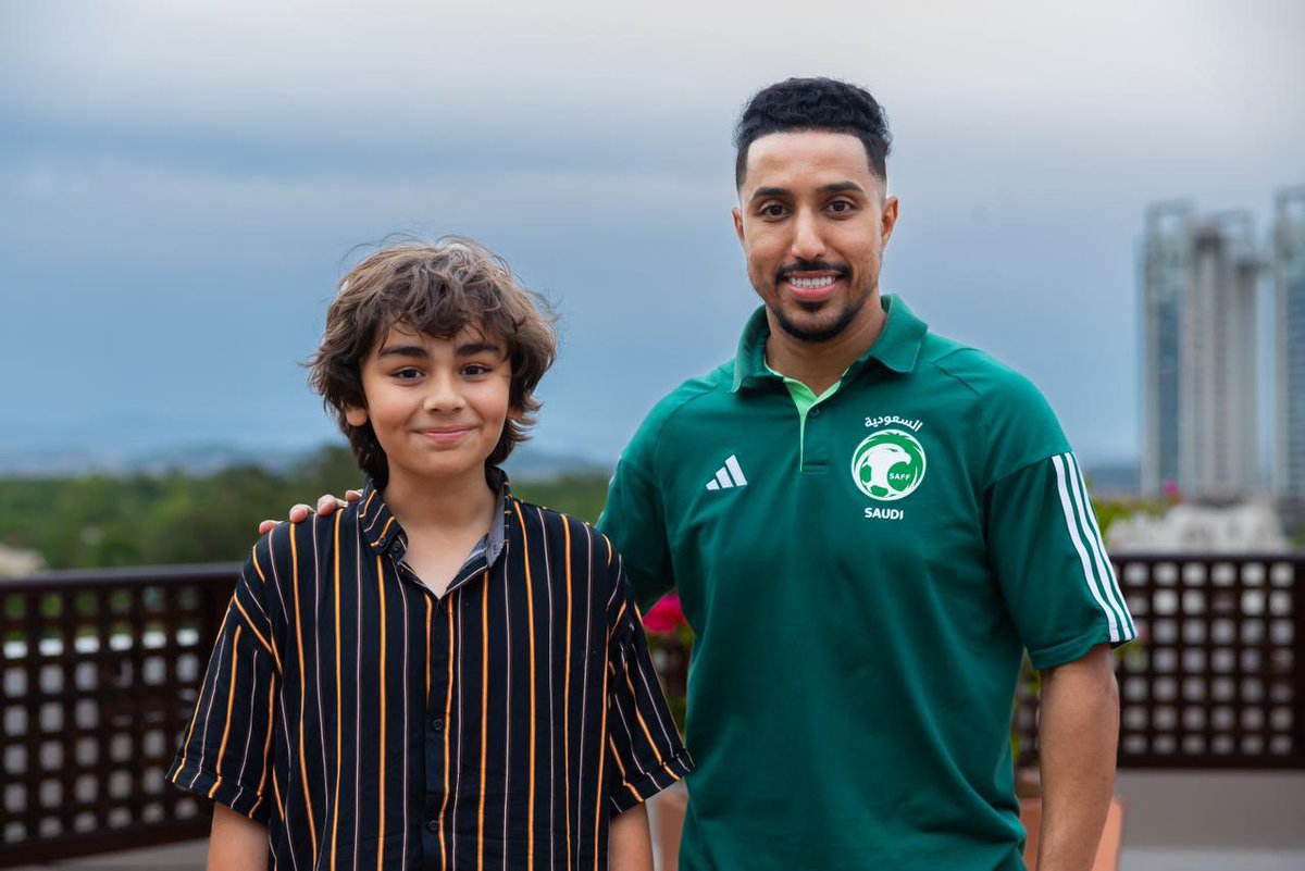 ahmad2man's tweet photo. قائد #المنتخب_السعودي سالم الدوسري يلتقي بالمشجع الباكستاني الذي ظهر في فيديو يتمنى لقاء "سالم" https://t.co/VdYbex8yOg
