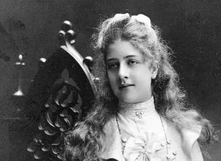 এই নারীকে চেনেন? ইনি কারোর জন্যে কিছু করেননি। কেউ তার জন্য কমবেশি দরকারি কিছু নয়। তবুও সারা বিশ্ব তাকে চেনে। কেন? তার নাম। কথায় বলে নামে কি আসে যায়? না, অনেক সময় অনেক কিছু আসে যায়।

তার বাবা কার্ল বেঞ্জ ১৮৮৬ সালে কম্বাটসন ইঞ্জিন আবিষ্কার করেন। এর ঠিক তfacebook.com/share/p/d5nbpv…