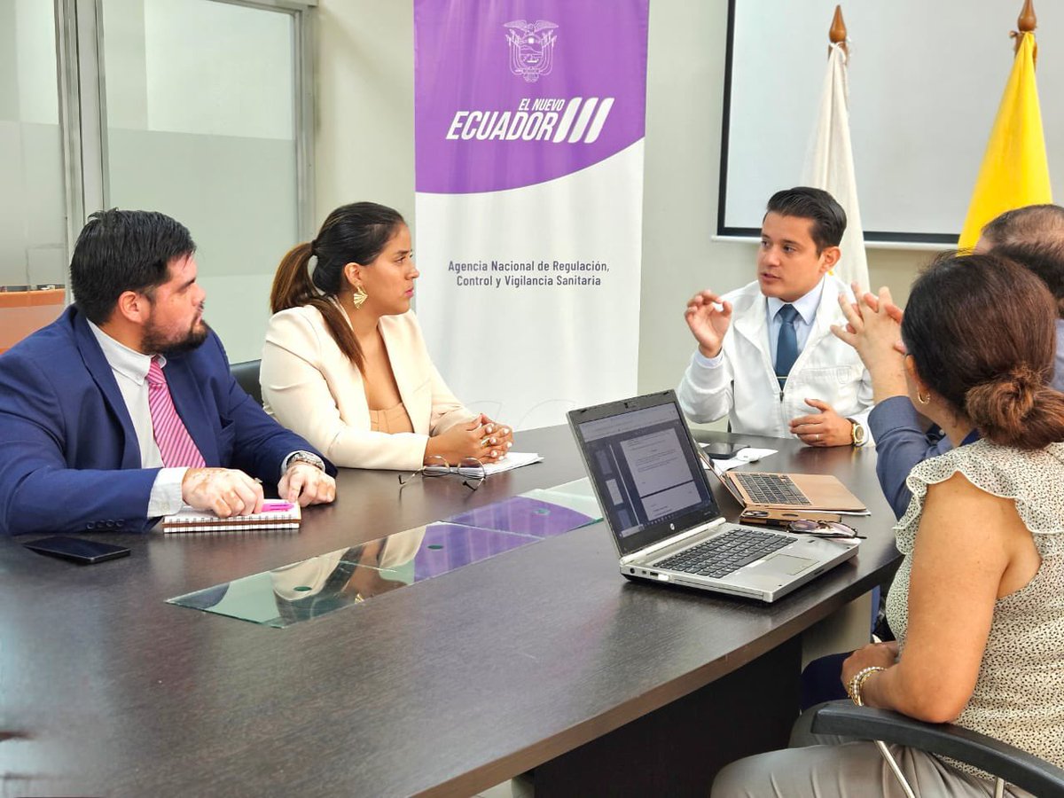 Arcsa_Ec's tweet photo. ¡Trabajamos por productos seguros para los ecuatorianos! 🤝🏻 ✅

Recibimos la visita de representantes del sector licorero (#AEIL), a fin de articular acciones para fortalecer la regulación y combatir la falsificación de estos productos en el mercado.

#ElNuevoEcuadorResueleve 🇪🇨 https://t.co/4s5qVKgHe9
