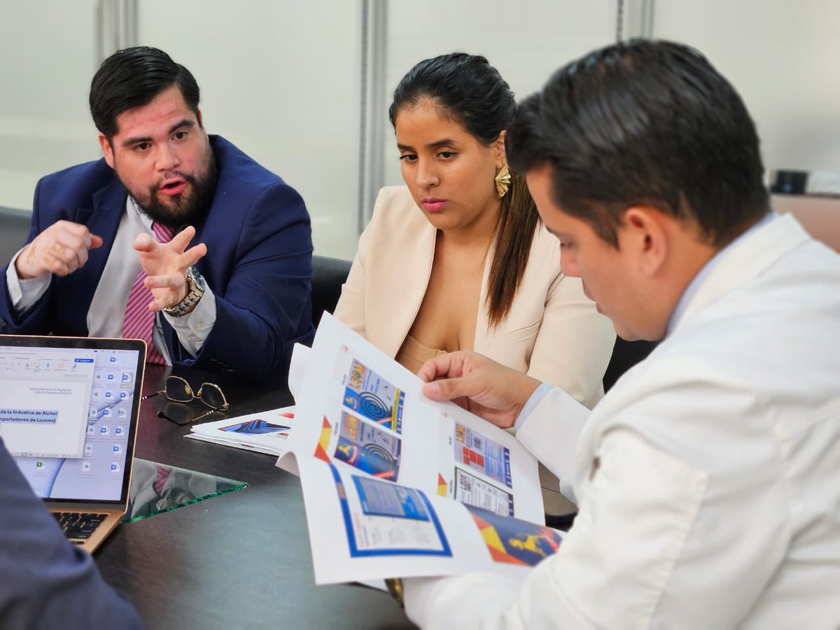 Arcsa_Ec's tweet photo. ¡Trabajamos por productos seguros para los ecuatorianos! 🤝🏻 ✅

Recibimos la visita de representantes del sector licorero (#AEIL), a fin de articular acciones para fortalecer la regulación y combatir la falsificación de estos productos en el mercado.

#ElNuevoEcuadorResueleve 🇪🇨 https://t.co/4s5qVKgHe9