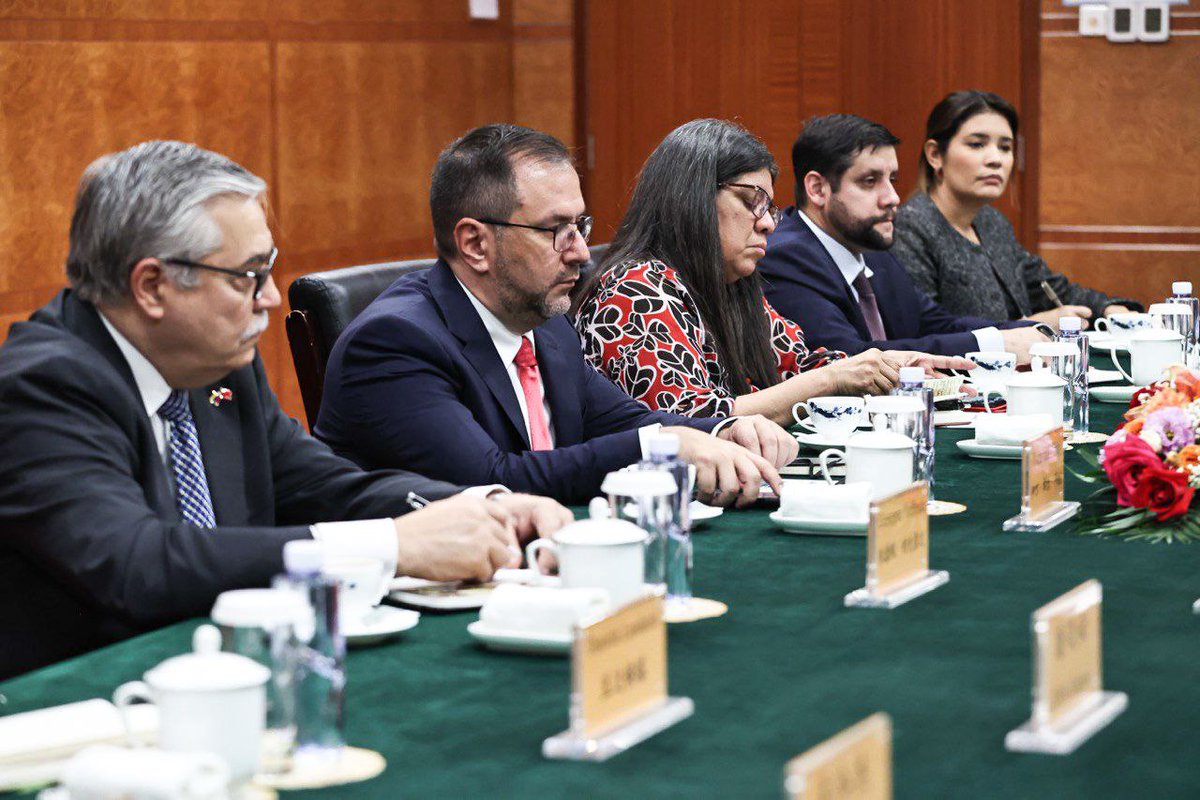 #EsNoticia | Venezuela y China fortalecen alianzas estratégicas en materia espacial🚀

Estas alianzas contemplan la formación de astronautas venezolanos en territorio chino y la inclusión de Venezuela en futuras misiones lunares.

#PuebloMaduroEnPaz