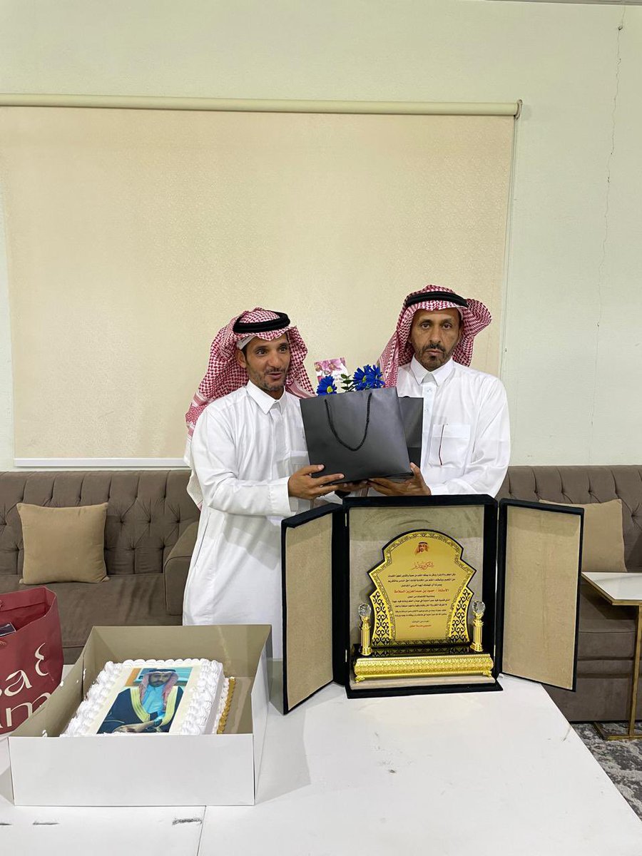 hmoodslamah's tweet photo. في يوم من ايام الوفاء 
تم  تكريمي بعد احالتي للتقاعد المبكر  من قبل منسوبي مدرسة #ابتدائية_حطين بعد اكثر من ثلاثة عقود في مجال التعليم 
شكر وتقدير لكل واحد فيهم  .
حقيقة لن اوفيهم حقهم لكن أقول لهم جزاكم الله خير ورفع آلله من شأنكم وقدركم في الدنيا والآخرة  .
@Tumaair 
#تمير https://t.co/OuSVUe7sDh
