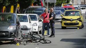 Le plus triste dans cette histoire, c'est que je suis convaincu que cette femme octogénaire a choisi la voiture pour circuler en sécurité dans cette ville, même pour un court trajet. Les trottoirs de mauvaise qualité l'absence d'aménagements cyclables l'on poussé à ce choix. 1/2
