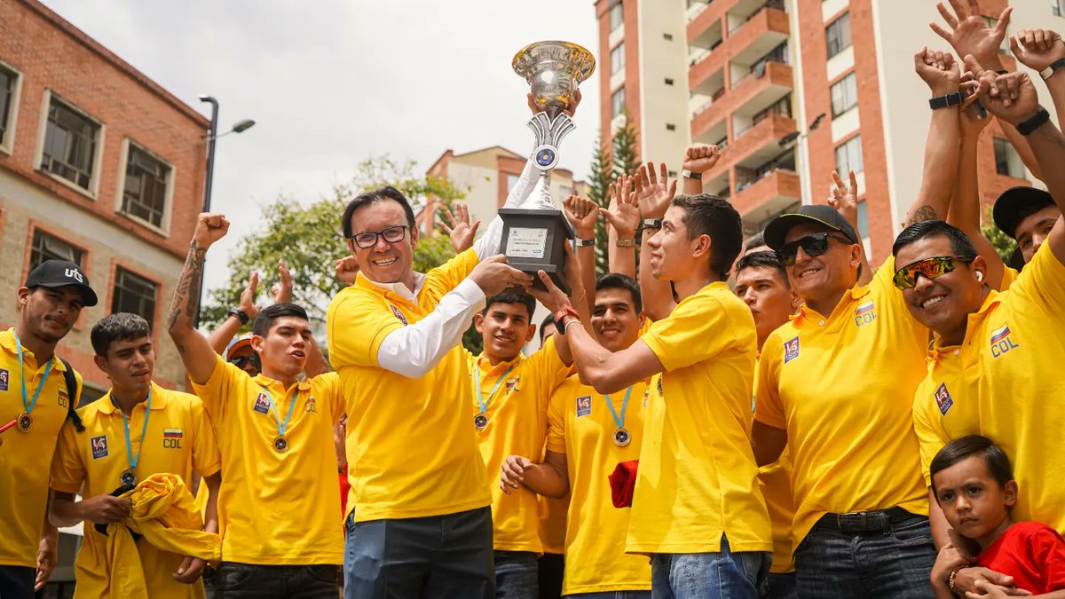 Unidades_UTS's tweet photo. ¡Nuestros campeones están de vuelta! 

 El equipo de fútbol de la UTS llegó al país tras representarnos y conquistar el campeonato frente a Chile. 🏆

El rector @olengerke y  la comunidad Uteísta acompañados de la batucada UTS, les dieron la cálida bienvenida.
 #OrgulloUTS https://t.co/GagMpog051