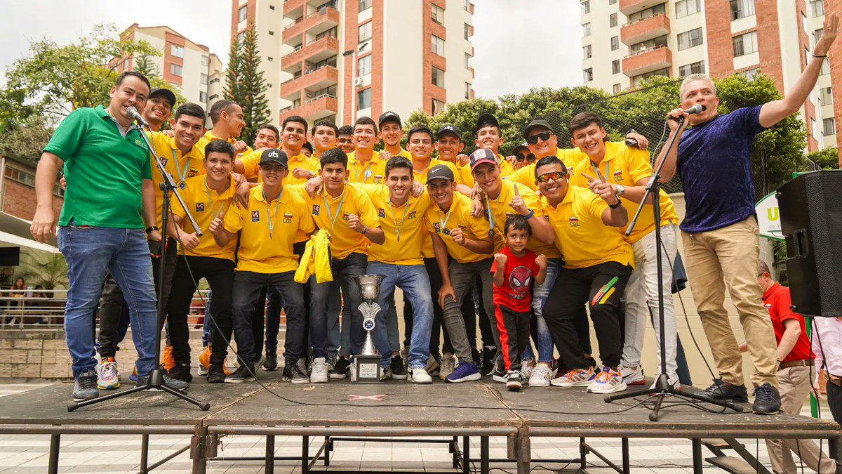 Unidades_UTS's tweet photo. ¡Nuestros campeones están de vuelta! 

 El equipo de fútbol de la UTS llegó al país tras representarnos y conquistar el campeonato frente a Chile. 🏆

El rector @olengerke y  la comunidad Uteísta acompañados de la batucada UTS, les dieron la cálida bienvenida.
 #OrgulloUTS https://t.co/GagMpog051