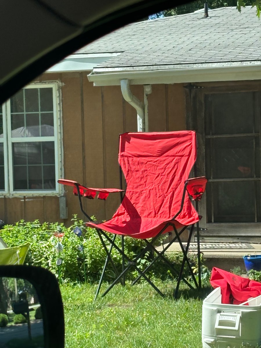 mitchell5643's tweet photo. Absolutely obsessed with my neighbor’s Large Bag Chair built for the Lakers staring 5 https://t.co/u1t7lYMHwZ