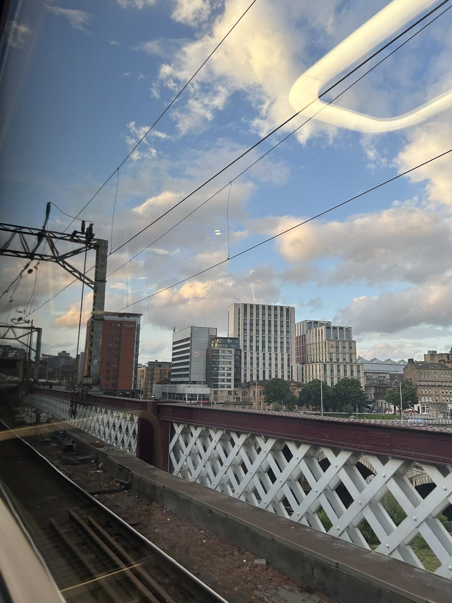leemorrow08's tweet photo. Beautiful evening in Glasgow after working a service up from Newcastle. 

Forever a city very close to my heart 🤍 https://t.co/fdl1pg8zue