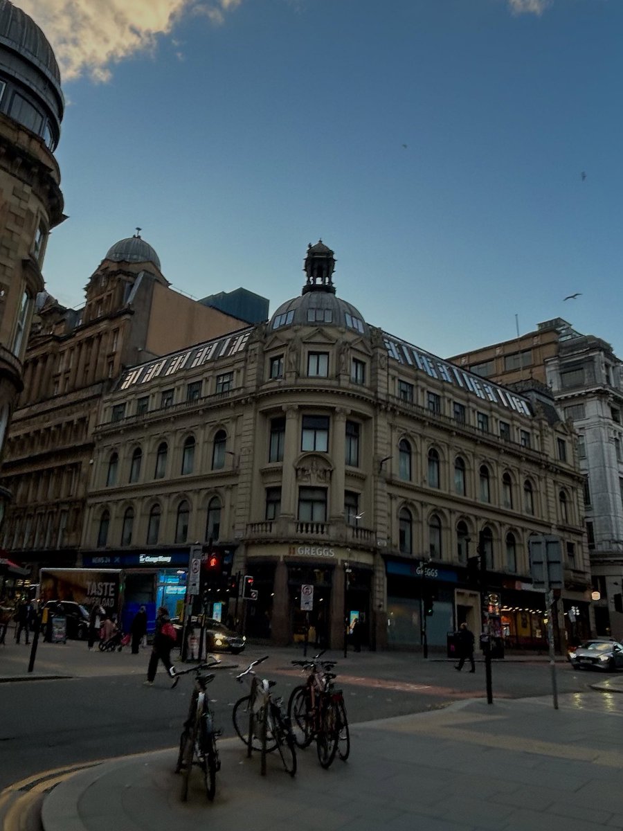 leemorrow08's tweet photo. Beautiful evening in Glasgow after working a service up from Newcastle. 

Forever a city very close to my heart 🤍 https://t.co/fdl1pg8zue