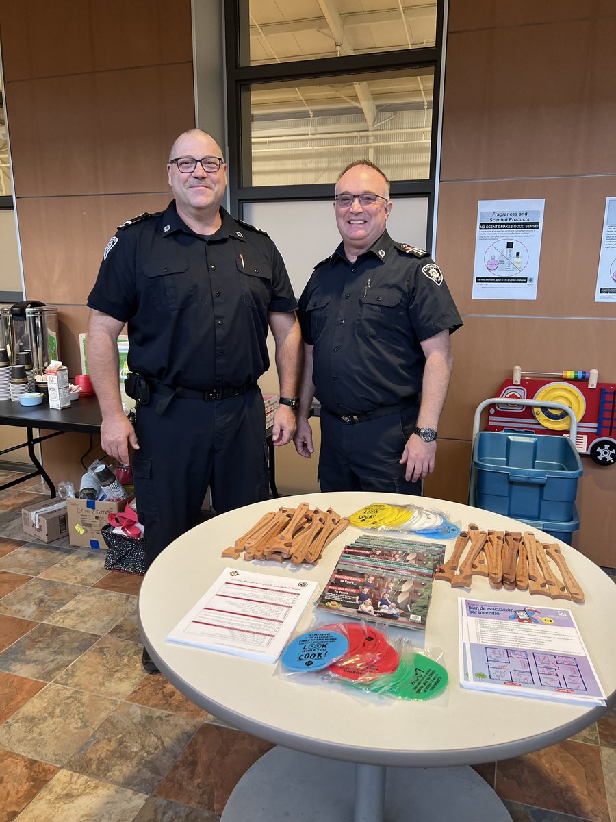 LdnOntFire's tweet photo. Thanks @CityofLdnOnt SLCC & @southlondonnrc for inviting us to ☕️ with a Newcomer last week! We met more than 60 newcomers to 🇨🇦 and were able to answer many important fire/life safety questions with the help of the settlement translators. Welcome to 🇨🇦, all! #pubedworks #ldnont https://t.co/yVaU2CWAfN