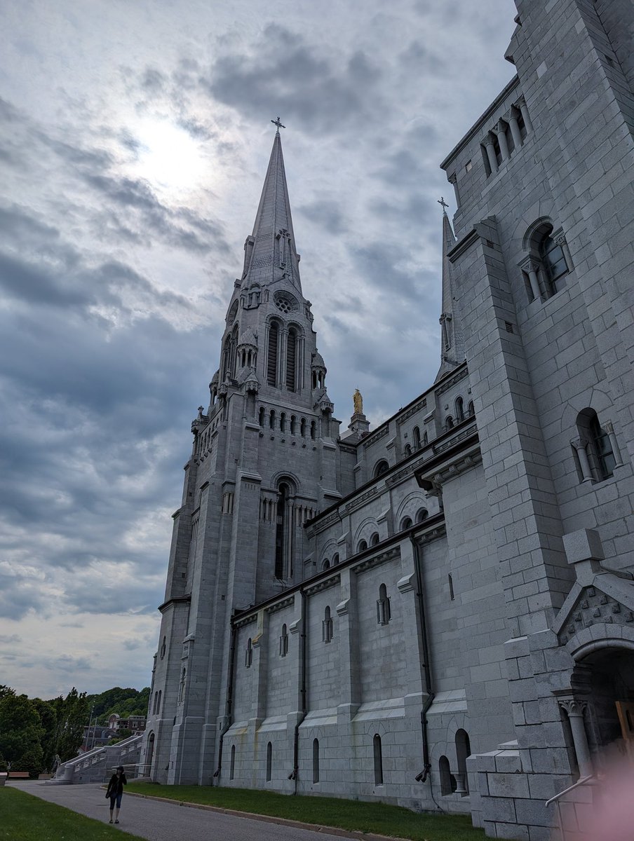 Un arrêt essentiel pour les élèves des écoles <a href="/ESCEJL/">École secondaire catholique E.J. Lajeunesse</a> <a href="/ESCLESSOR/">École secondaire catholique l'Essor</a> <a href="/EECSteCatherine/">École catholique Sainte-Catherine</a> <a href="/EECStAntoine/">École catholique Saint-Antoine</a> <a href="/ESCStFXavier/">École secondaire catholique Saint-François-Xavier</a> à la Basilique de Ste Anne de Beaupré dans le cadre du stage Branche-toi <a href="/CscProvidence/">Csc Providence</a>