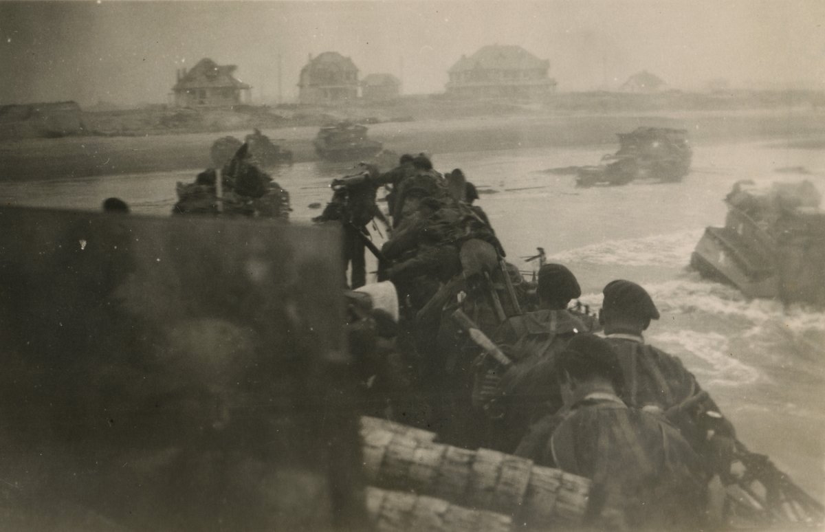 NZNavyMuseum's tweet photo. 80 years ago, today the #DDay landings began on the coast of northern France. Image 'Troops from 6 commando going ashore early in the morning D-Day 6/6/44 Ouistreham, Normandy LCIs (landing craft infantry) 516 #WW2 #History #NZNavy https://t.co/TU2UxpNsA6