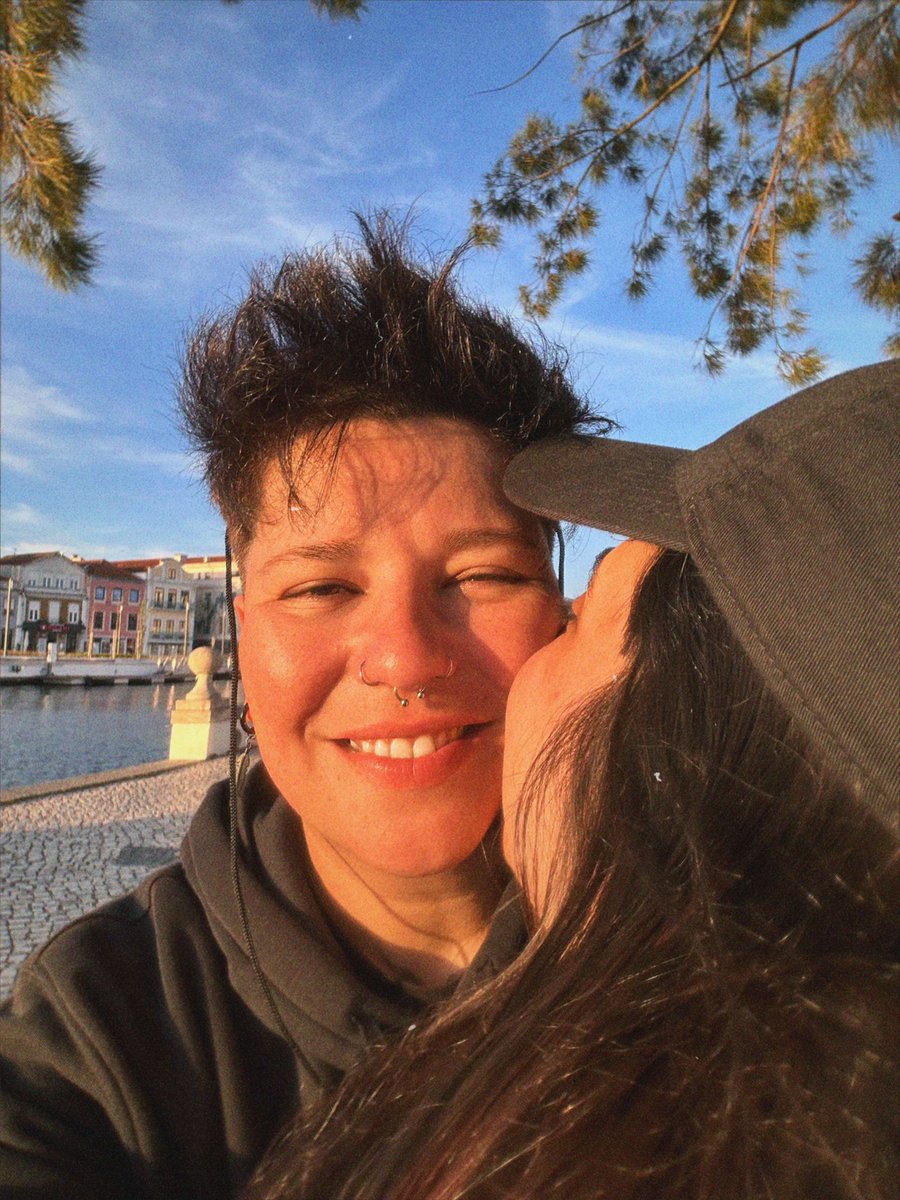 Eu sou tão apaixonada por essa mulher. És a minha pessoa. 
🖤 you!