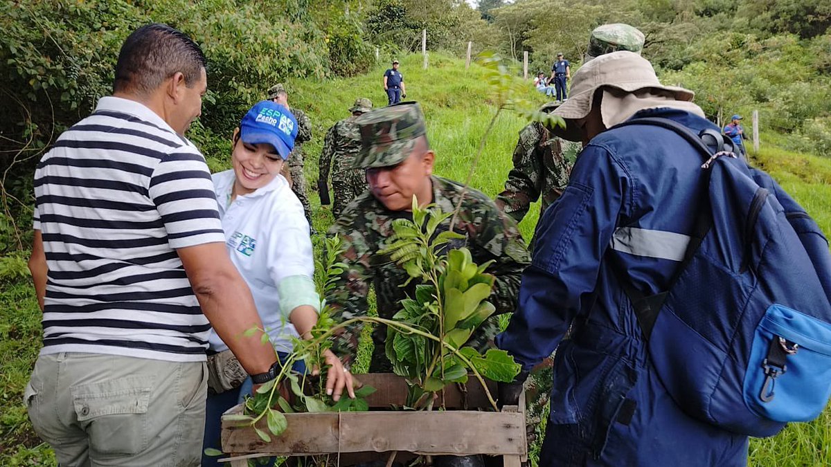 CAR_Cundi's tweet photo. 📍Pacho | Más de 80 personas se unieron a la plantación de 1.000 árboles de 16 especies nativas en la vereda Negrete de Pacho. Con esta acción aportamos a la preservación del medioambiente. 

🫱🏻‍🫲🏼🌳 En los territorios y con las comunidades somos agentes de transformación. https://t.co/1sHawmMEWS