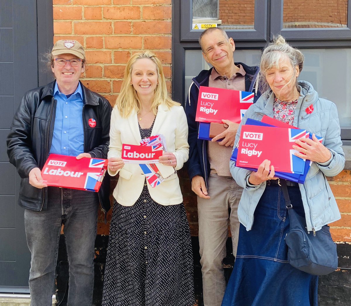 LucyRigby's tweet image. A very good day on the campaign trail: 

🌹campaigning in Abington, inc with ☕️ at The Italian Shop &amp;amp; bumping into @mevsocsci (&amp;amp; beautiful greyhound Hope)

🌹nomination papers accepted (so I’m now official…) 

🌹campaigning in Castle with top team inc  @teesbury @EmmaRobertsNN…