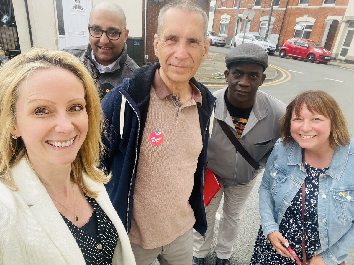 LucyRigby's tweet image. A very good day on the campaign trail: 

🌹campaigning in Abington, inc with ☕️ at The Italian Shop &amp;amp; bumping into @mevsocsci (&amp;amp; beautiful greyhound Hope)

🌹nomination papers accepted (so I’m now official…) 

🌹campaigning in Castle with top team inc  @teesbury @EmmaRobertsNN…
