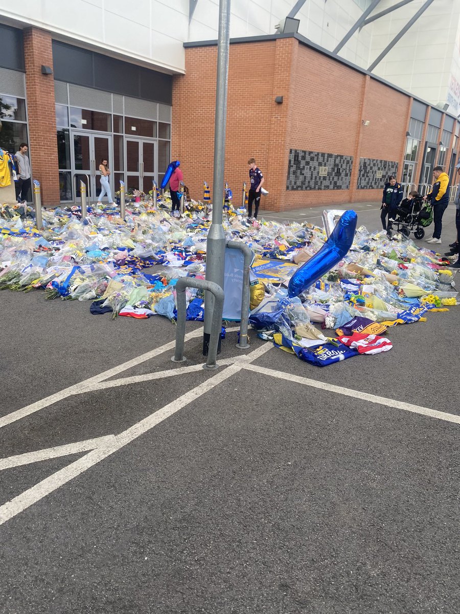 Elliehammo's tweet photo. Tonight we have been to pay our respects to the hero in all our thoughts. 
We laid flowers, shirts, flags and a very humbling drawing. 
A very poignant tribute to the amazing man Rob Burrow 🧡💛💙 
A true inspiration to us all. 
One big RL family 🏉 @St_Wilfrids_1M @SkySportsRL https://t.co/GVGBMj2AAC