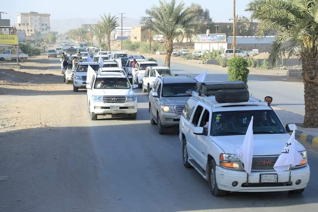 إذا كانت مايسمى بقافلة السلام تسعى حقيقة للتخفيف عن المواطنيين فيجب أن لا تقتصر أهدافها على فتح طريق مارب البيضاء صنعاء، 
 طريق أخر أقرب وأسرع وأفضل وهو طريق مارب صنعاء الذي يمر عبر فرضة نهم يجب أن تعود منه وتقوم بفتحه إذا كانت جادة لخدمة المواطنين والتخفيف عنهم 
#قافلة_السلام