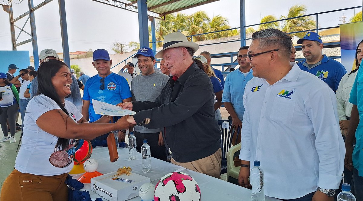 PrDelgado7's tweet photo. Entregamos 26 créditos a emprendedores de la Isla de Coche en la última gira del gobernador @MorelRodriguezA para nosotros el emprendedor es una prioridad! https://t.co/XeriMIcnXN