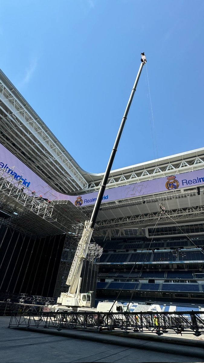 DukiBernabeu's tweet photo. 3 Días para el concierto de Duki en el Bernabéu https://t.co/AHJs77a21T